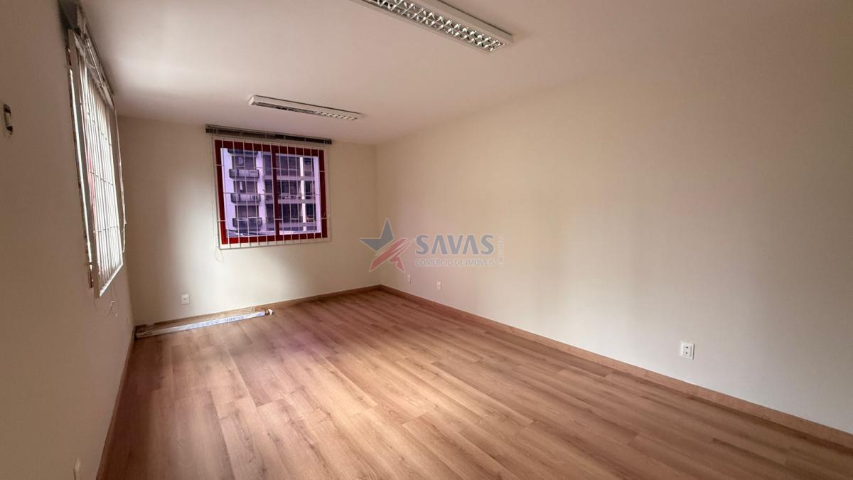 AMPLO CONJUNTO COMERCIAL - 4 SALAS - 2 VAGAS